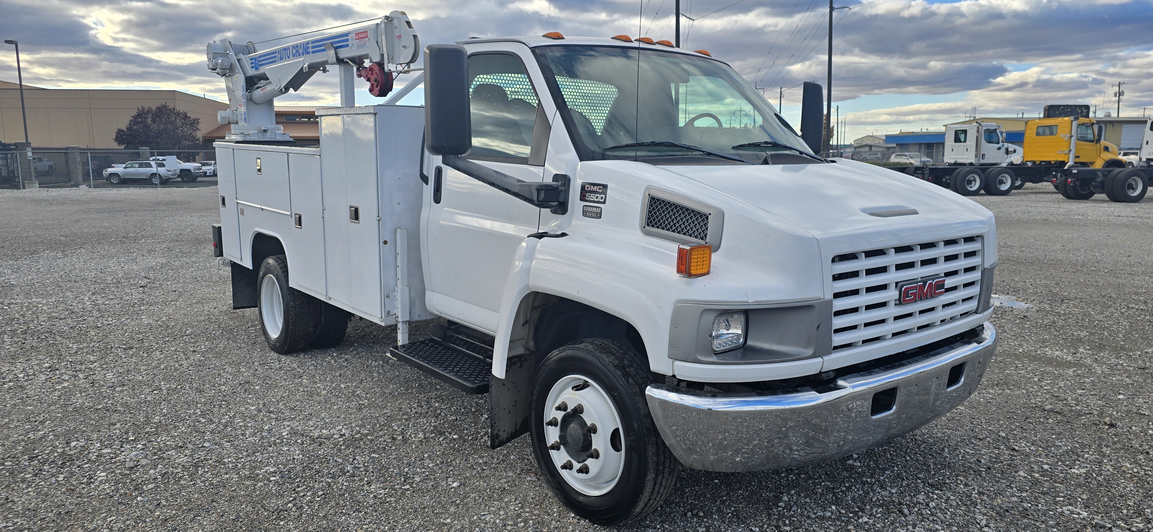 2005 GMC 5500 4X2 RKI RRF 11' CRANE BODY W/5005H CRANE VU2172