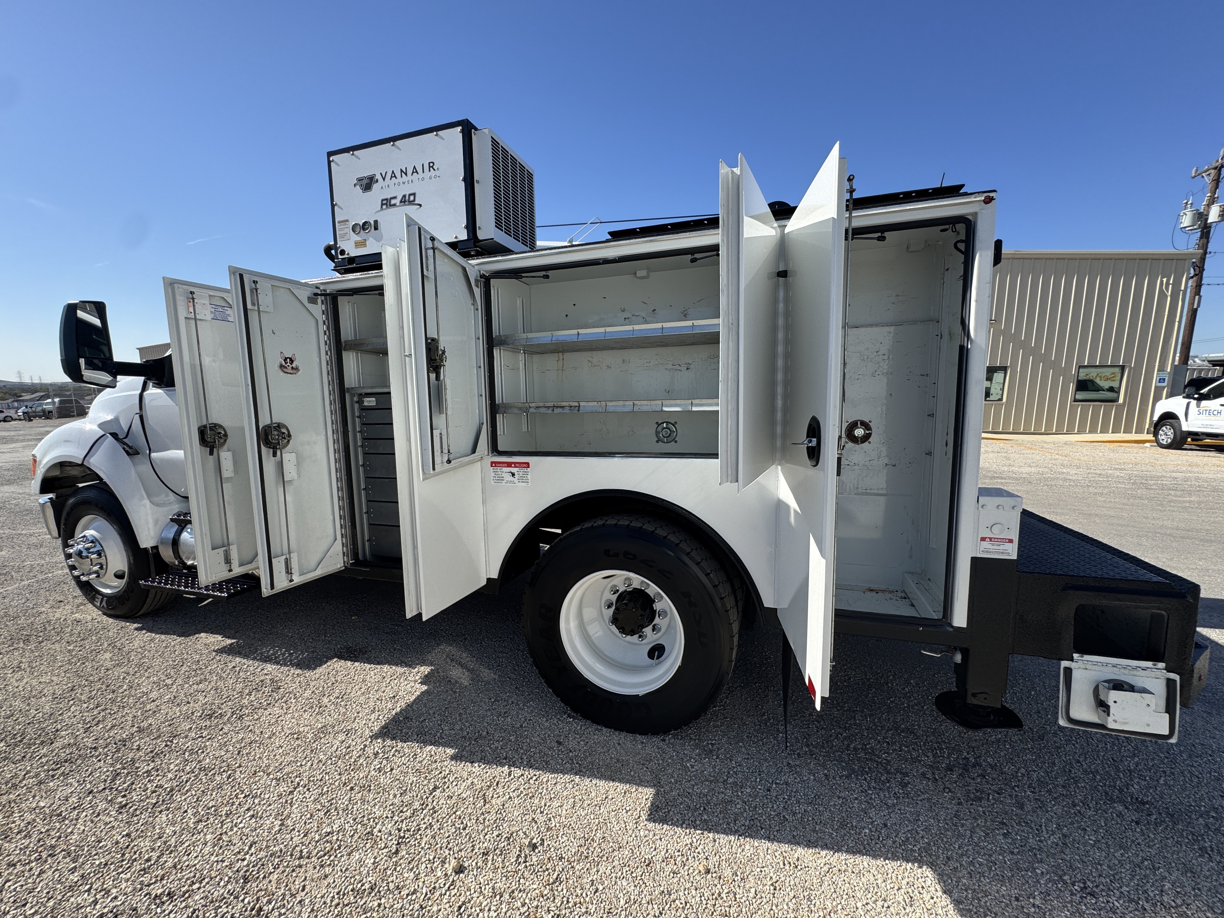 VU2210 2015 FORD 750 SUMMIT SERVICE BODY 10620 CRANE