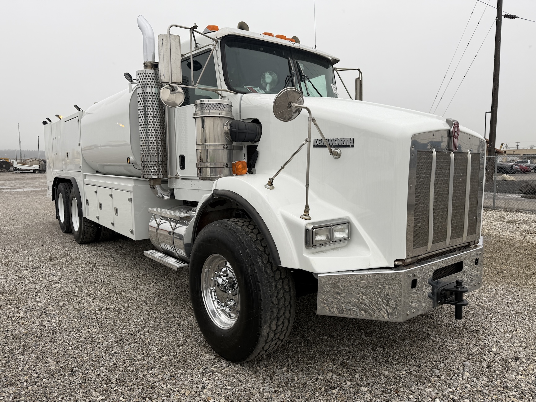 2004 KENWORTH T800 CLASS 8 LUBE TRUCK VU2193